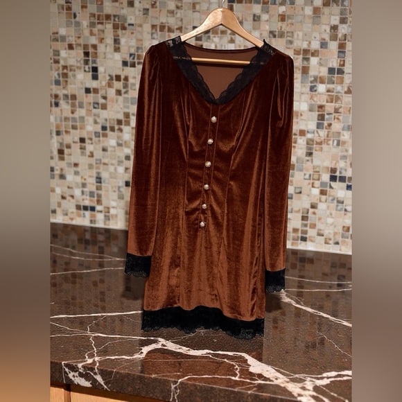 Elegant Long Sleeve Velvet Dress with Lace Trim - Picture 3 of 9